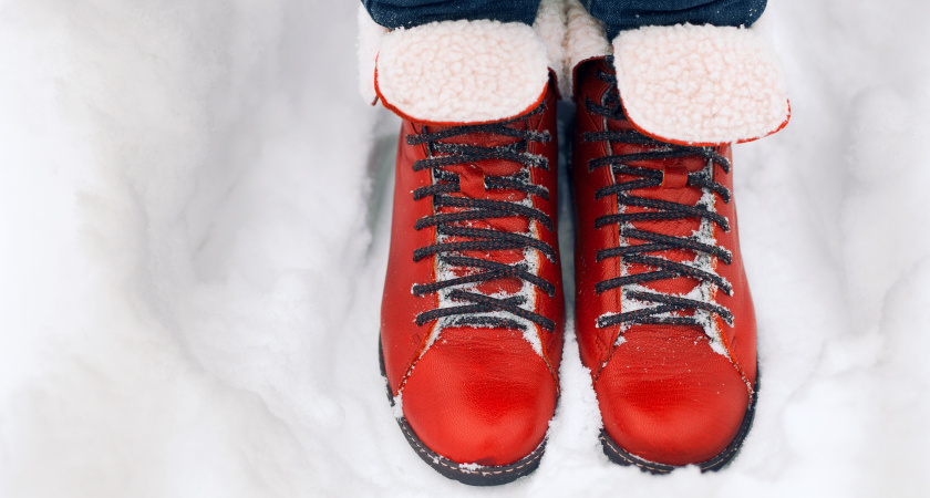 Зимой ноги превращаются в ледышки? Фольга в обуви греет круче летнего солнышка - трюк удивляет даже ортопедов