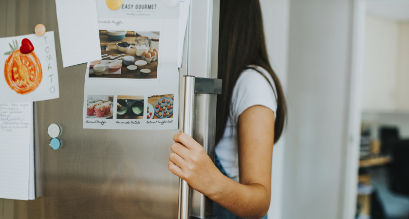 Узнала, как без угля, соды и уксуса убрать вонь в холодильнике: ставлю вот что на нижнюю полку — и забываю о запахе на месяц