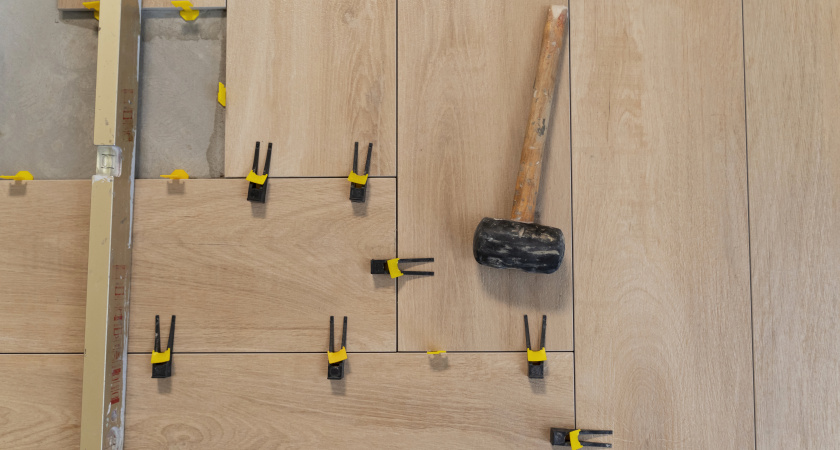 Убрал ламинат и за 5000 руб постелил новый пол дома: выбрал материал в 100 раз крепче и теплее - без пыли и мороки