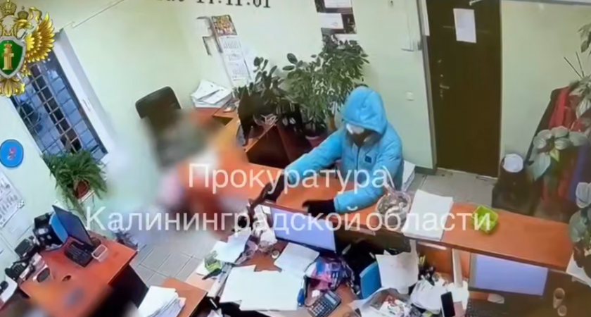 Вооружённый налёт в Гурьевске: бывший сотрудник унёс 1,8 млн со склада - ограбление попало на видео