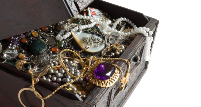 В Краснознаменске подруга украла золото на 180 тысяч, пока хозяйка наливала чай: возбуждено уголовное дело