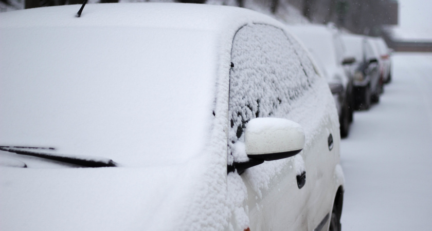 Снег не успевает налипнуть: зимний трюк водителей, который спасает пороги авто от ледяной лепнины