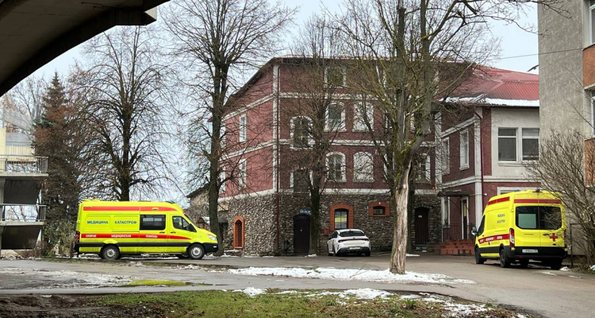 В калининградском автобусе скоропостижно скончался пассажир: очевидцы рассказали о попытках спасти пенсионера