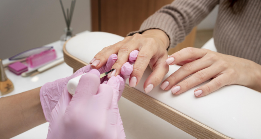 Маникюр под Новый год: что будет в моде зимой 2026, как не промахнуться с дизайном и порадовать Огненную Лошадь