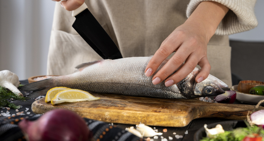 Селедку на салаты чищу за 120 секунд: необычный японский способ - на выходе идеальное филе без костей