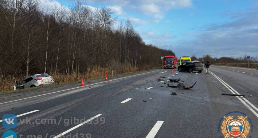 На Северном обходе Калининграда грубая ошибка при развороте закончилась больницей и машиной в кювете