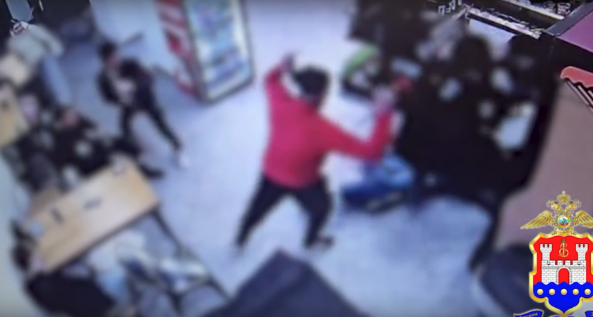 Драка по-калининградски в баре: двое мужчин напали на молодежь, а потом их обокрали