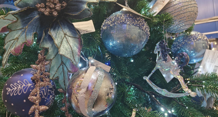 Повесите это на елку - ждите беды: четкие "нет" в украшении, которые "пригласят" неприятности к вам в дом на 2026