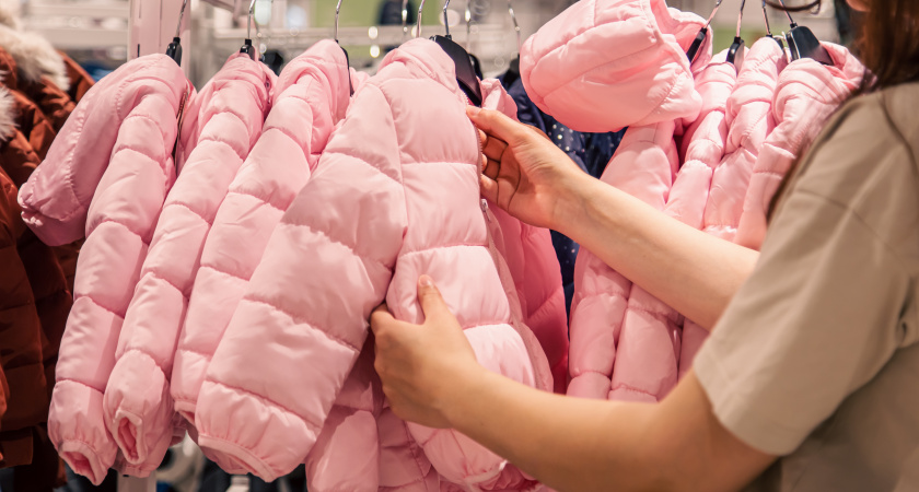 Как быстро очистить воротник пуховика от грязи и жирных пятен: простой способ, который реально работает без стирки 