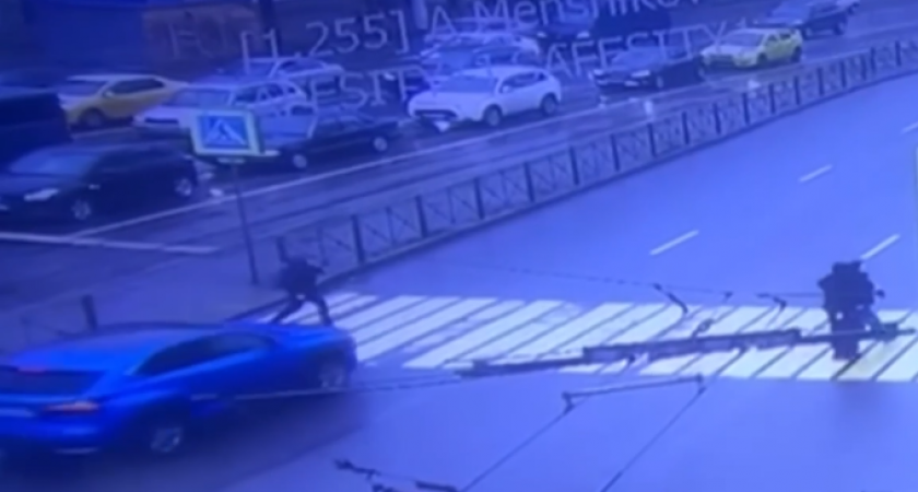 В Калининграде водитель Lexus сбил школьника прямо на переходе при зелёном свете: ДТП попало на видео