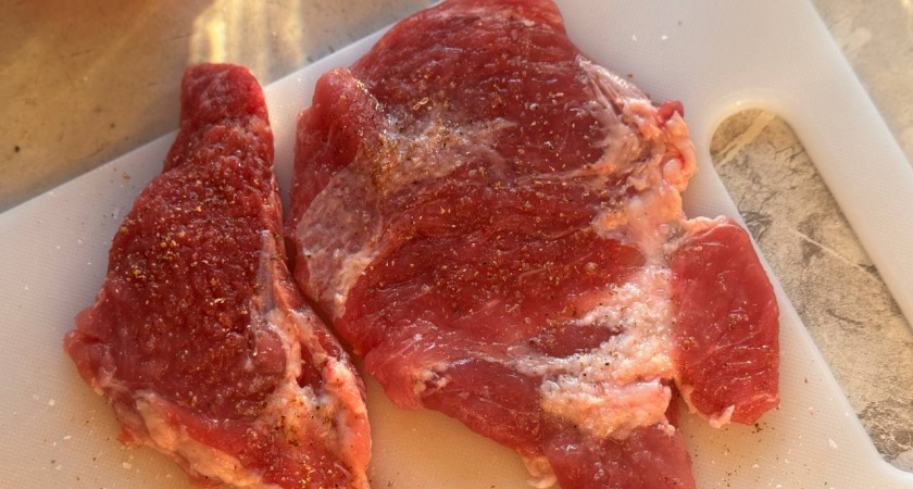 Мало кто знает, что неправильная заморозка мяса опасна: биолог Лялина объяснила, что может произойти с продуктом