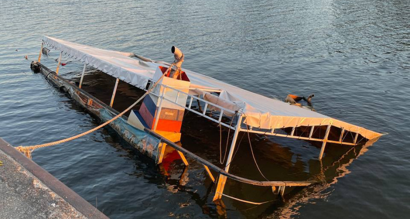 В Калининграде с владельца требуют 17 млн рублей за затонувший теплоход в Преголе