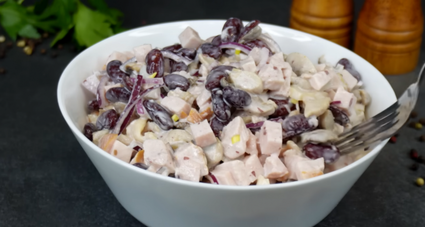 Добавьте в копилку салат «Минутка»:  собирается за 10 минут и всегда получается сытным - оливье и рядом не стоял