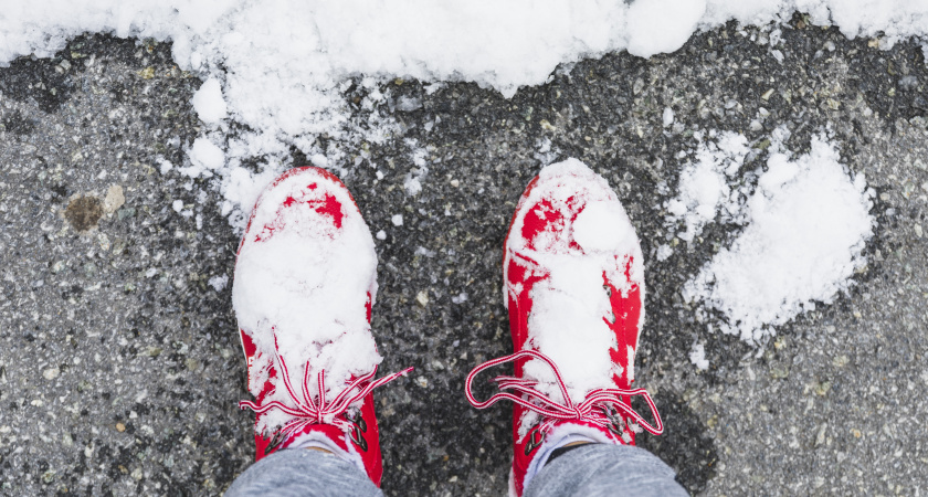 Проверяю в магазине за 30 секунд — и ни разу не падала: простой тест для зимней обуви