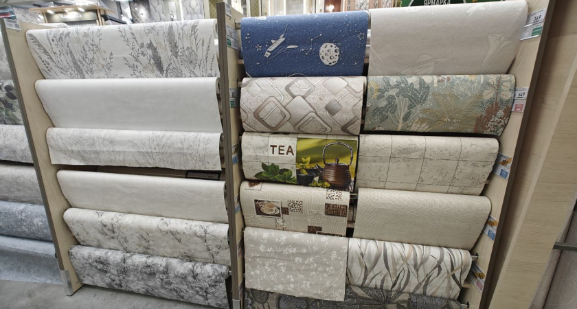 Раньше было модно, теперь раздражает: дизайнер честно рассказала, какие обои в 2026 году лучше на стены не клеить