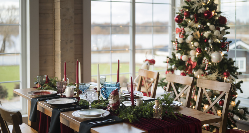 Без лосося и авокадо, зато с душой: как накрывали новогодний стол в СССР и почему эти блюда снова в моде