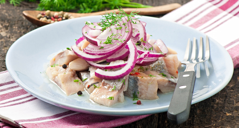 Залили вечером — едите завтра: идеальная маринованная селедка с кетчупом и горчицей, которая всегда получается