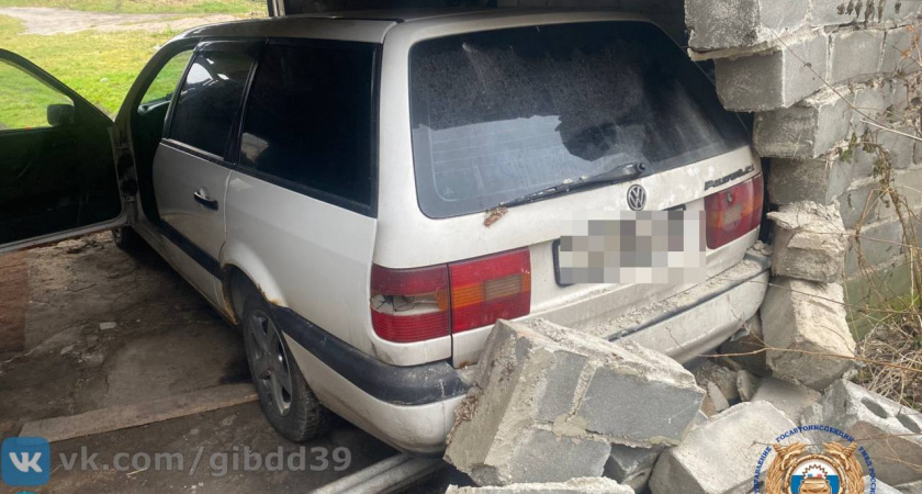 Под Гвардейском водитель "Фольксвагена" погиб, врезавшись в стену
