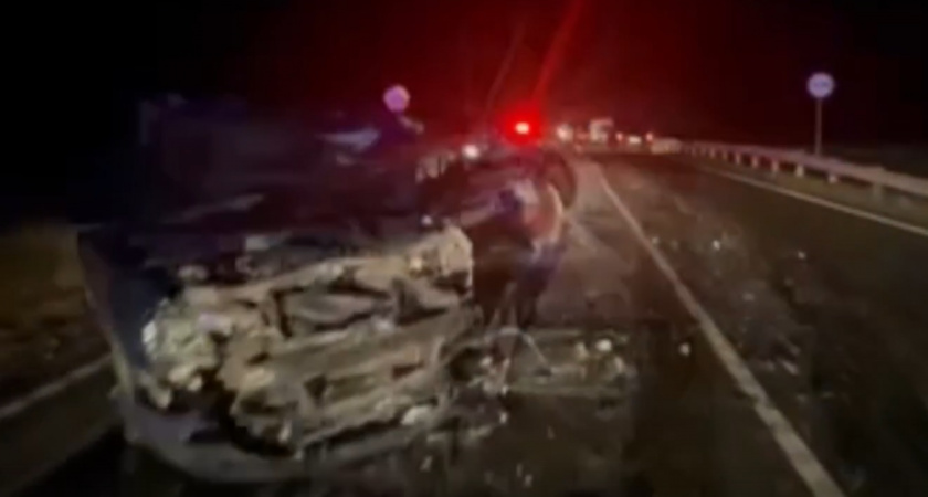 Под Калининградом три легковушки и грузовик столкнулись в жесткой аварии из-за опасного обгона - видео с места ДТП