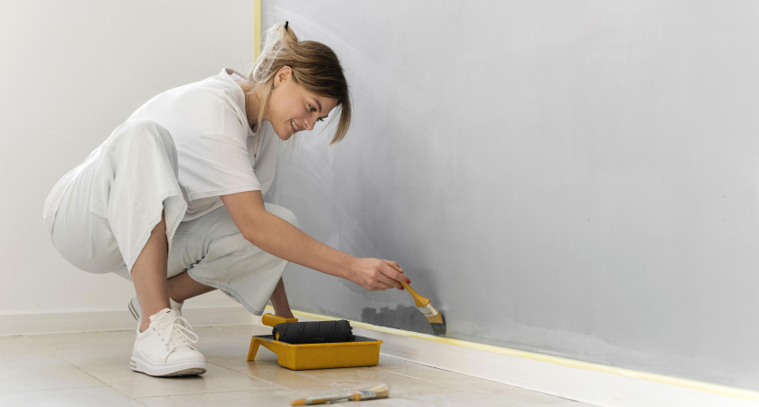 Плинтус решает больше, чем кажется, пластик — в утиль: дизайнеры назвали главные ошибки в интерьере 2026 года