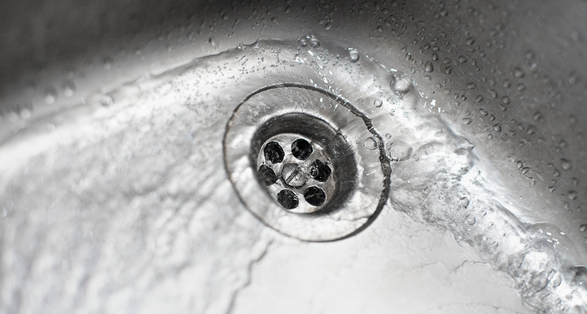 На ночь засыпьте в слив раковины 3 столовые ложки этого порошка — эффект поразит: мудрый совет старого сантехника