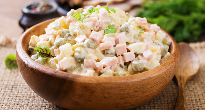 После Нового года холодильник забит, а выбрасывать жалко: что действительно можно доесть, а что опасно