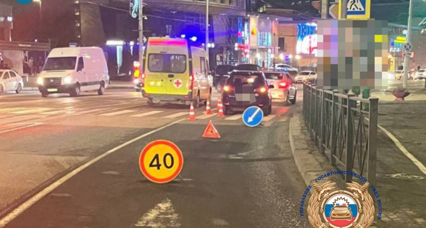 В Калининграде водитель «Мазды» сбила троих пешеходов на зелёный: пострадали молодые люди