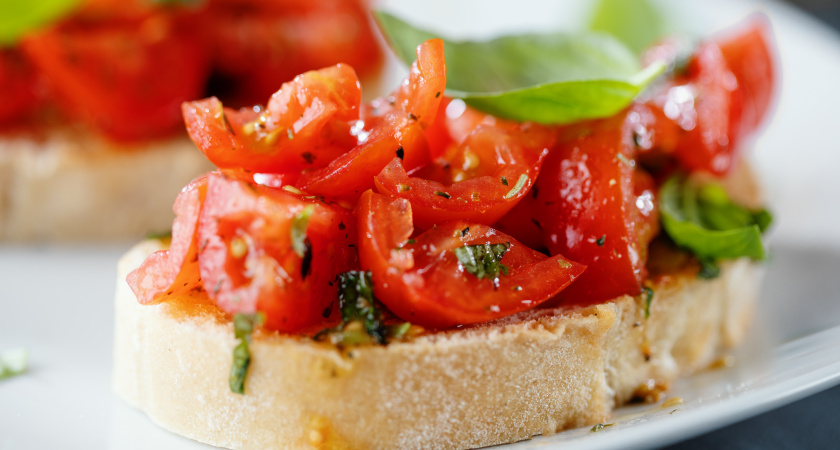 Бросаю помидоры в кипящее масло и они становятся великолепным деликатесом: идеальная закуска на Новый год