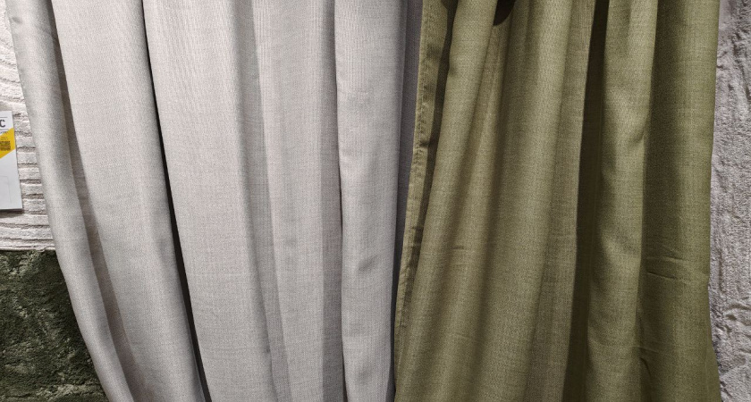 Перед Новым годом поняла, что не переживу стирку штор — почистила их прямо на карнизе и удивилась результату