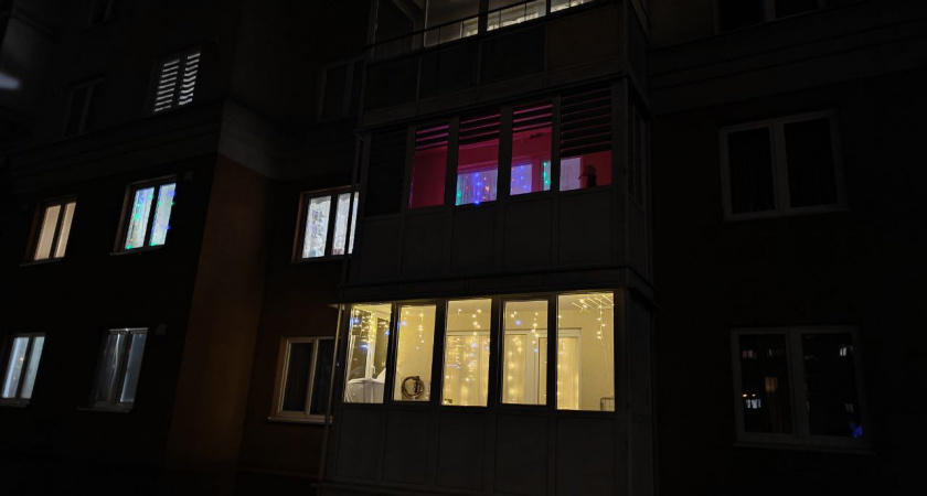 Приклеили за 3 минуты и больше не мерзнем - теперь из окон больше не дует, а подоконник теплый