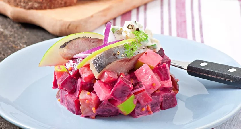 «Шуба» без селедки — и так даже удобнее: быстрый вариант новогоднего салата (руки чистые и не воняют)