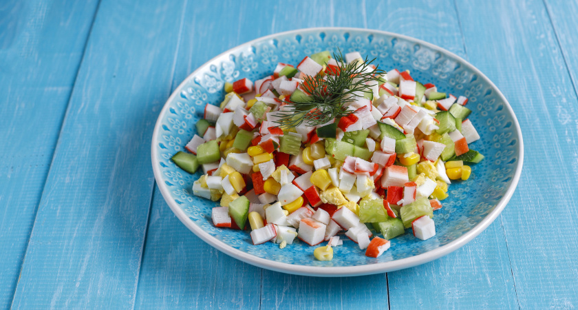 Лучшая версия крабового салата из всех, что пробовала: меняю пару ингредиентов, добавляю новые и получается бомба