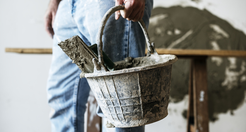 Хотели выбросить мешок цемента, а он еще нужен в хозяйстве: где пригодятся даже каменные комки