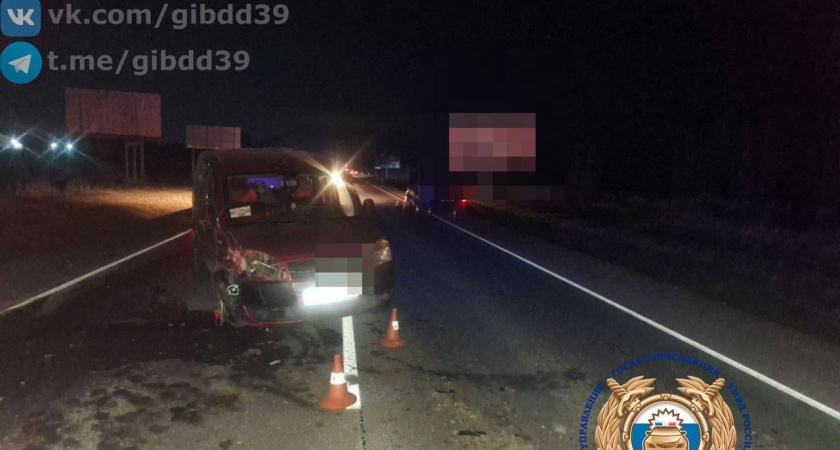 Под Черняховском "Фиат" врезался в стоящий на обочине "Фольксваген": пострадали двое