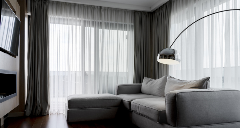Белый уходит, карнизы прячут в потолок: главные тренды с тюлем в 2026 году, которые взяли все дизайнеры на заметку