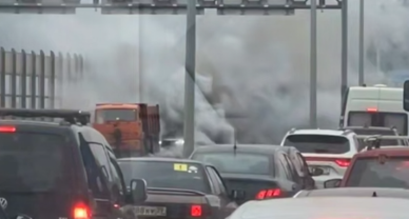 КамАЗ врезался в Lexus на Советском проспекте в Калининграде: улицу заволокло густым дымом, авария попала на видео 