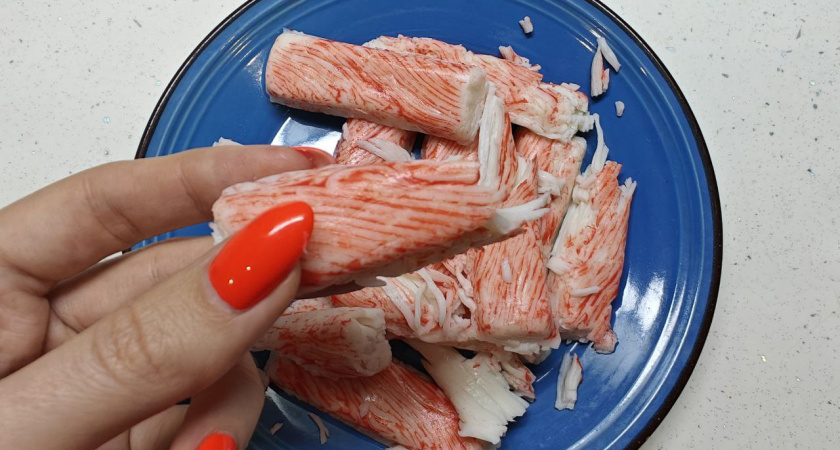 Нет крабовых палочек — не беда: 7 вкусных замен для самого популярного салата в Новый год