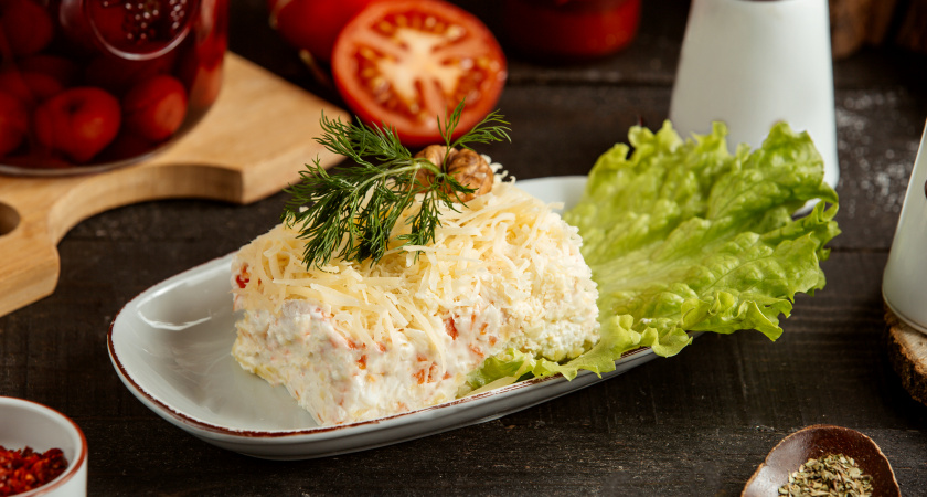 Запишите рецепт салата «Медвежья шубка» с копченой грудкой: блюдо 100% станет украшением новогоднего стола