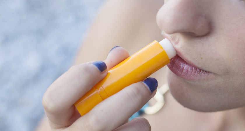 Почему зимой нельзя облизывать губы, даже если они стянулись и сохнут? Дерматологи ответили на этот вопрос