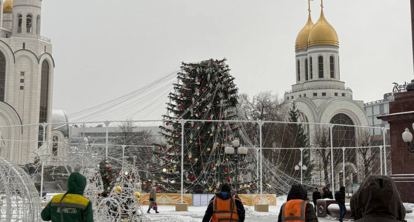 В Калининграде новая праздничная елка за 25 млн не выдержала шторма: верхушка оторвана, шатер обрушен