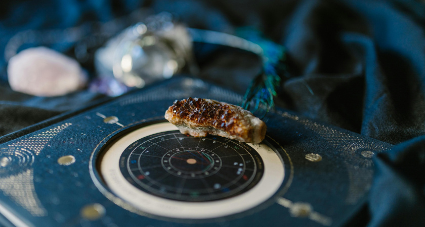 Новые возможности, трудности в отношениях: полный гороскоп на 2026 для всех знаков Зодиака