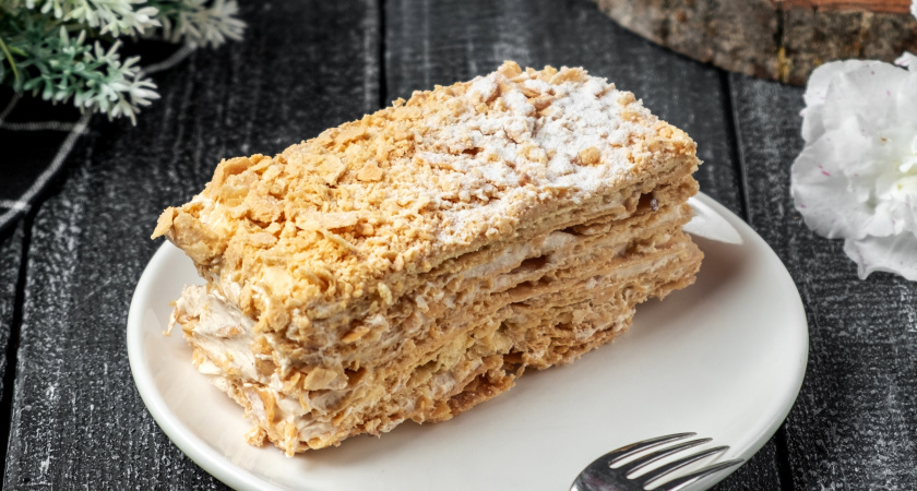 Пеку коржи за 5 минут, смазываю» кремом — «Наполеон» готов: рецепт легендарного торта от Высоцкой