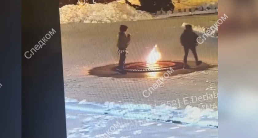 В Калининграде пара прикурила от Вечного огня и украла корзину цветов с мемориала, возбуждено уголовное дело