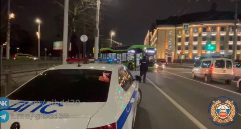 Калининградка, сбитая троллейбусом на Театральной, скончалась