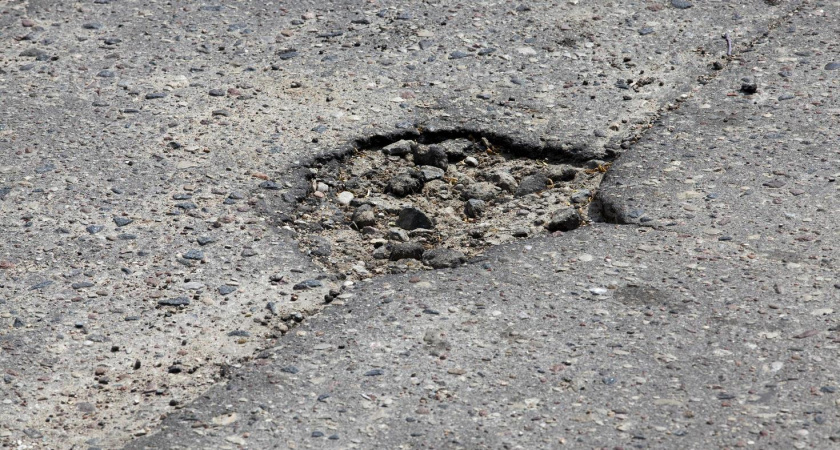 Коллектор стоит с 1987 года: стали известны причины появления "дыры" в дороге на Батальной и сроки его устранения