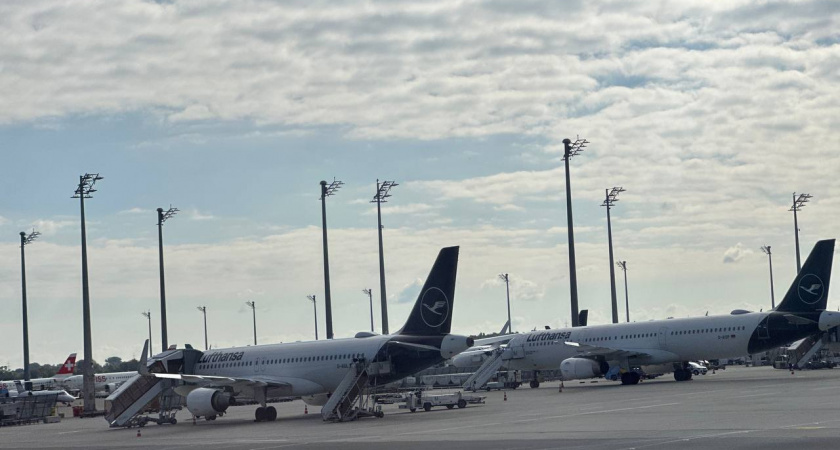 Хаос в небе и на земле: 25 тысяч бутылок воды, около 8 тысяч бутербродов выдали застрявшим пассажирам в аэропортах Москвы , Питера и Калинин