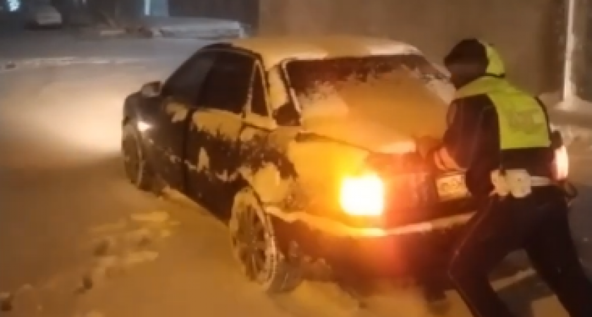 ГИБДД Калининграда спешит на помощь: в сети появилось видео как экипаж спасал застрявшую в снегу машину