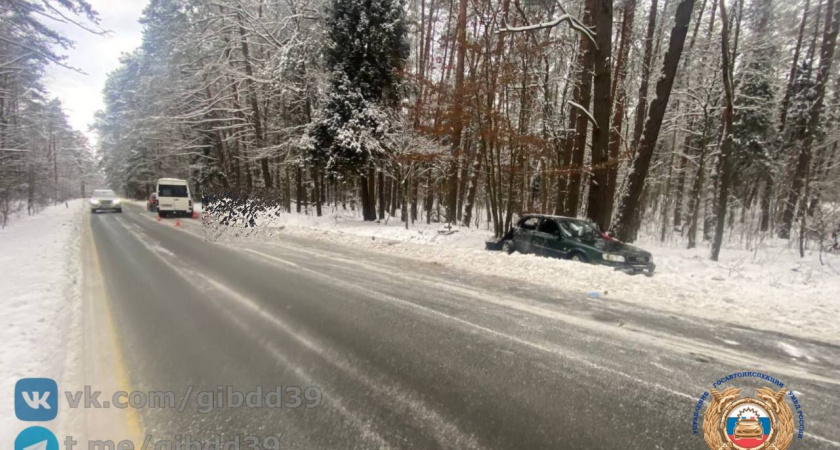 На трассе "Калининград — Балтийск" легковушка вылетела в кювет после столкновения с микроавтобусом