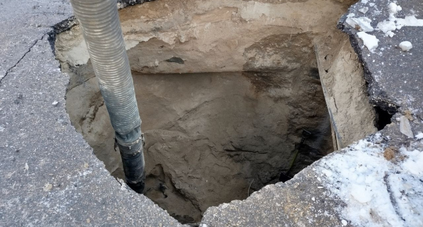 Губернатор Беспрозванных назвал срок ремонта провала на юге Калининграда, вызывающего транспортный коллапс