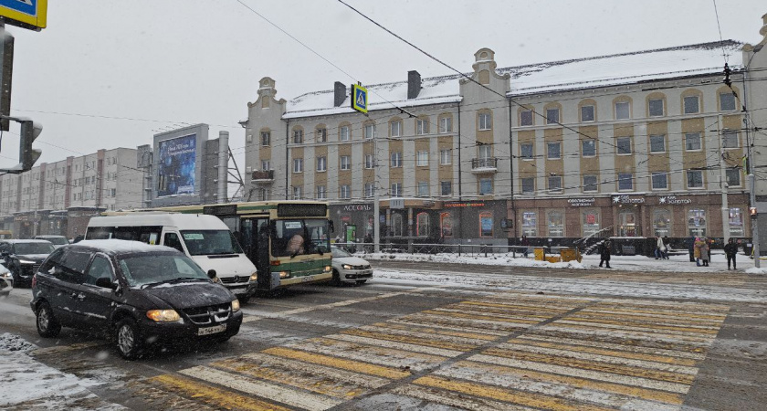 Остановили как обычно, а потом попросили телефон: что на самом деле имеют право проверять инспекторы ДПС